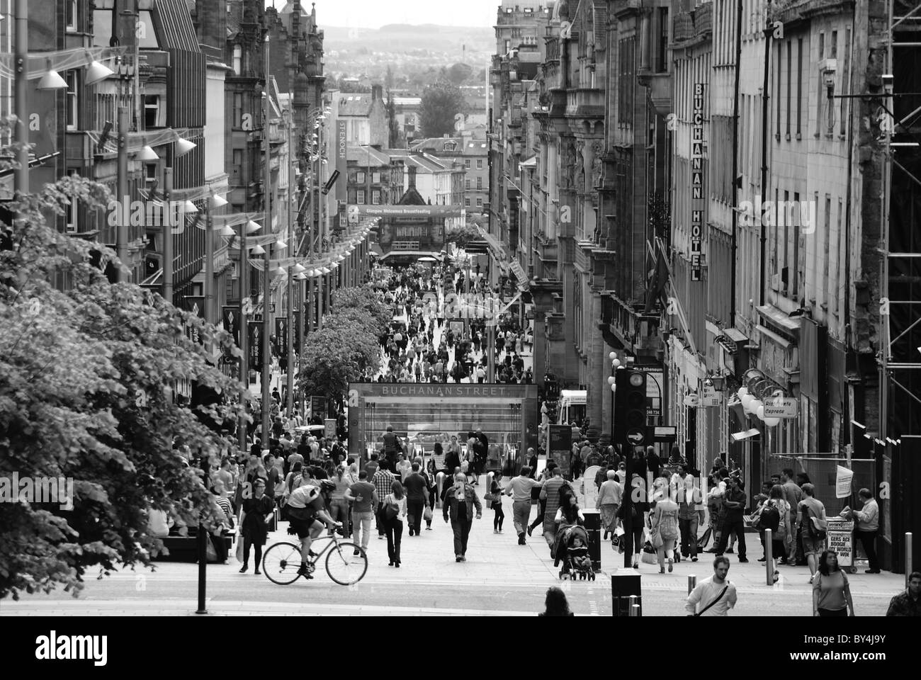 Schwarzweißansicht des Glasgow Buchanan Street von der Treppe von der Royal Concert Hall Stockfoto