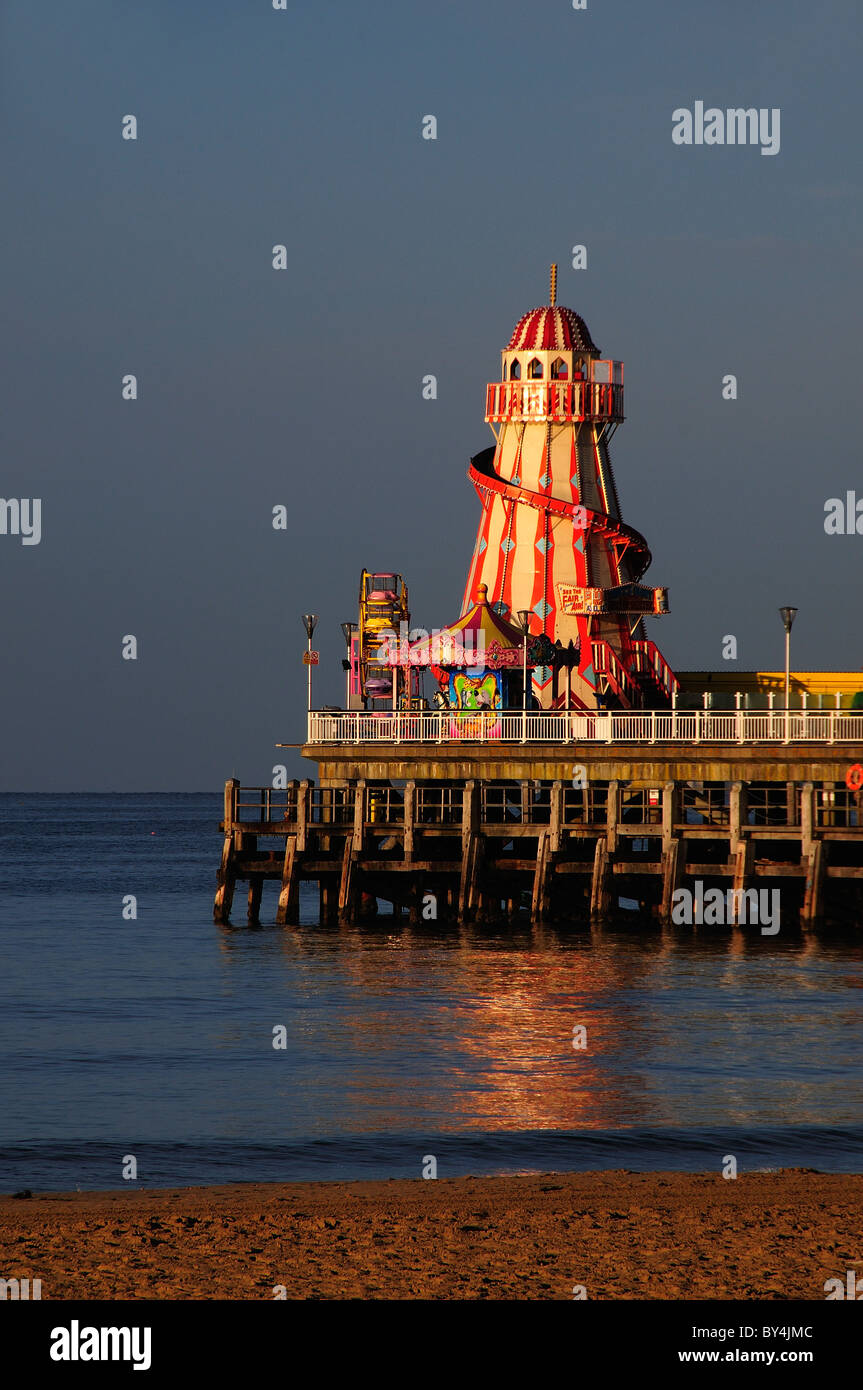 Vergnügungen auf Bournemouth Pier in einem ruhigen Meer im Sommer. Juli 2010 Stockfoto