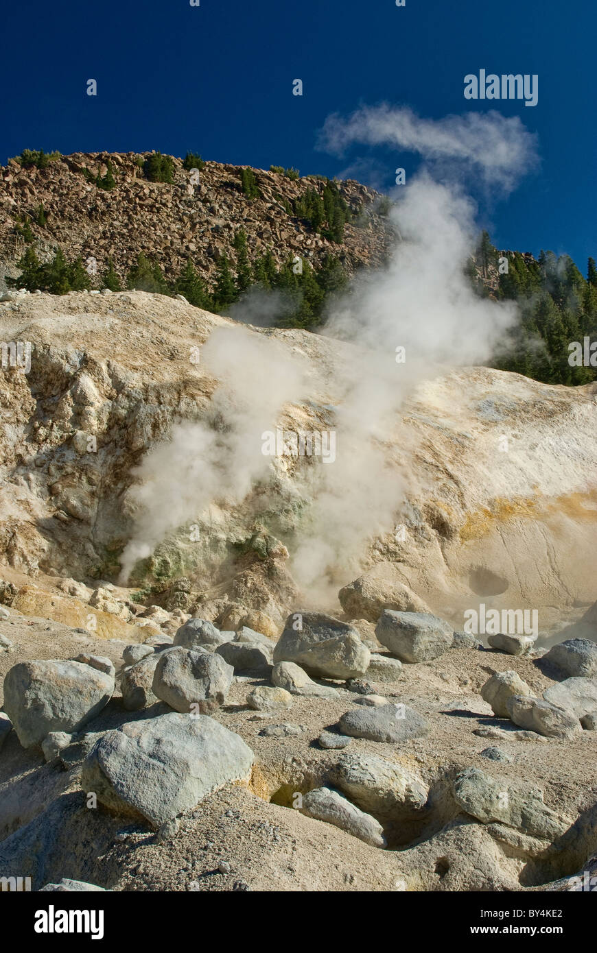 Fumarolen Dampf Öffnungen an Bumpass Hell Bereich in Lassen Volcanic Nationalpark, Kalifornien, USA Stockfoto