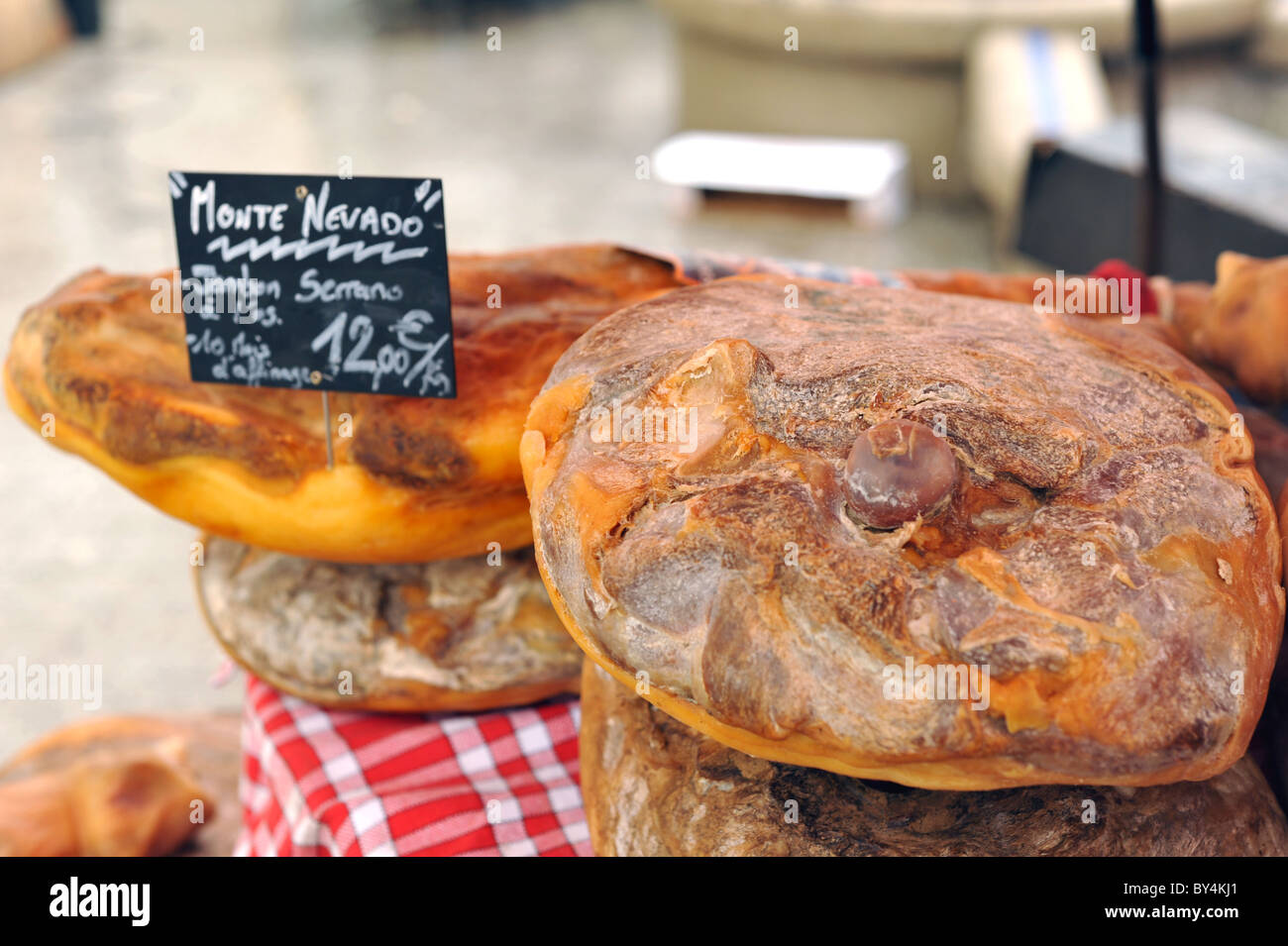 Wurstwaren und Schinken zum Verkauf auf dem französischen Straße Stockfoto