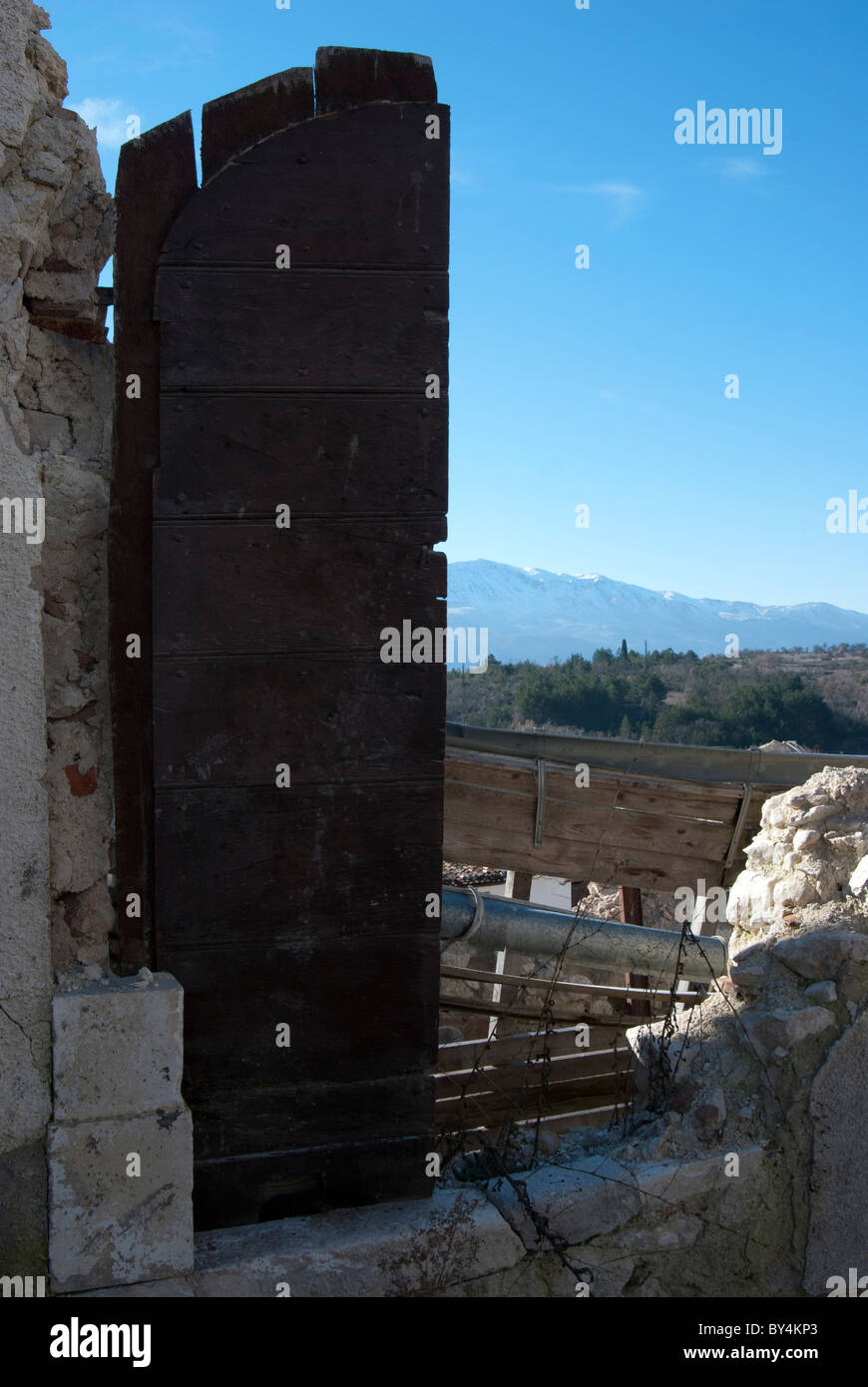 Erdbeben von l ' Aquila 2009. Ansicht von Castelnuovo Dorf, das die meisten des Territoriums zerstört war. Stockfoto