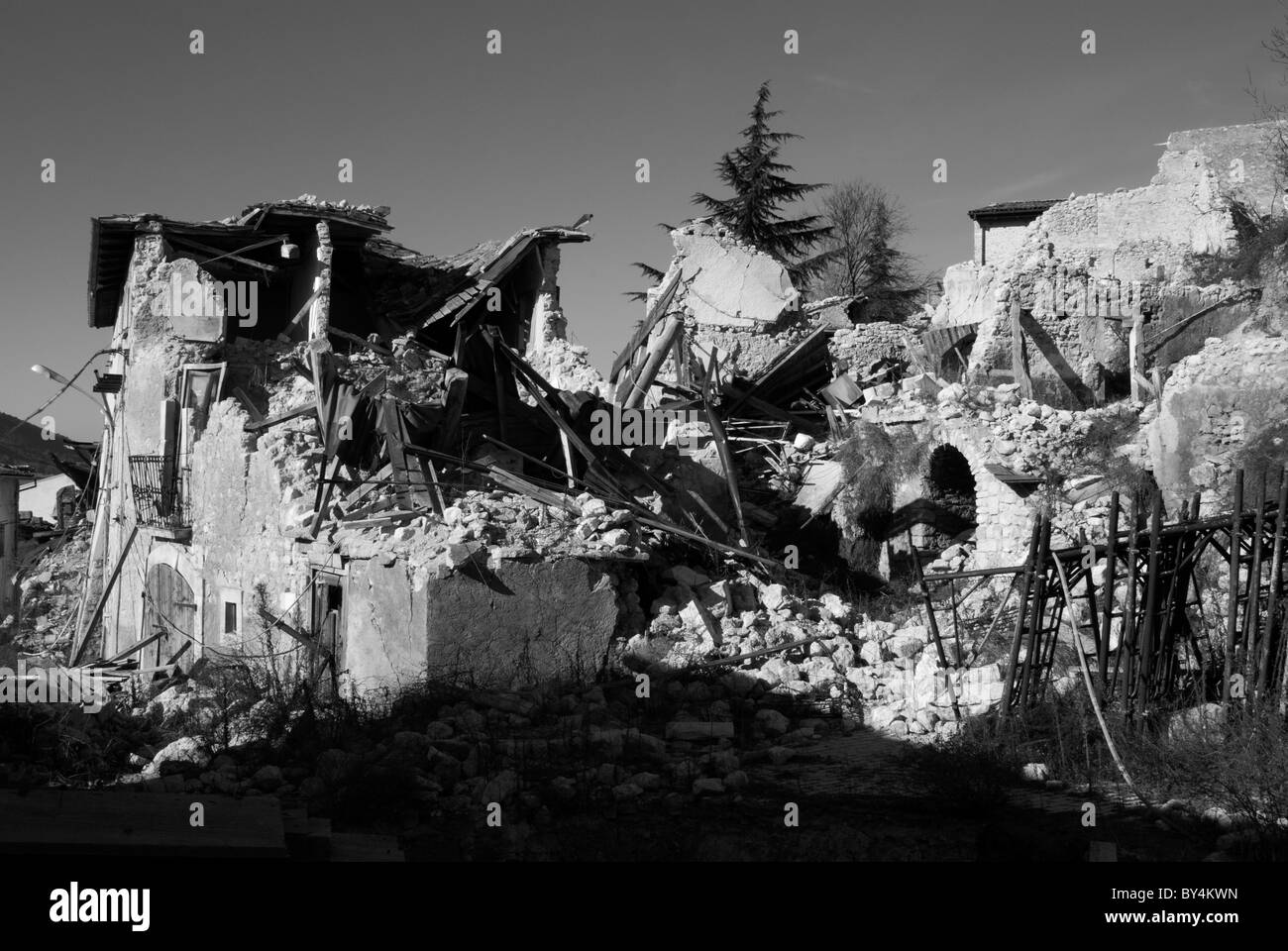 Erdbeben von l ' Aquila 2009. Ansicht von Castelnuovo Dorf, das die meisten des Territoriums zerstört war. Stockfoto