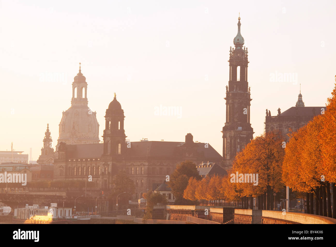 Deutschland, Sachsen, Dresden, Skyline-Blick in der Morgendämmerung Stockfoto
