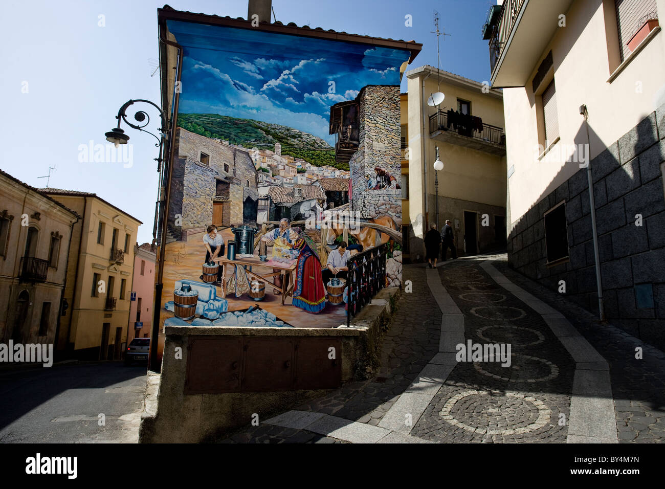 Gemalte Wandbild an der Seite eines Gebäudes, Aritzo, Sardinien, Italien Stockfoto