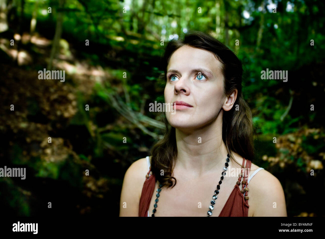 Porträt eines Mädchens im Wald Stockfoto