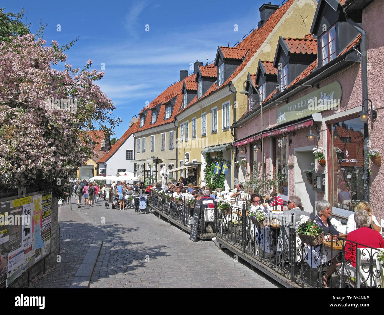 Straßencafés, Restaurants und alten Gebäuden, Visby, Gotland, Schweden. Stockfoto