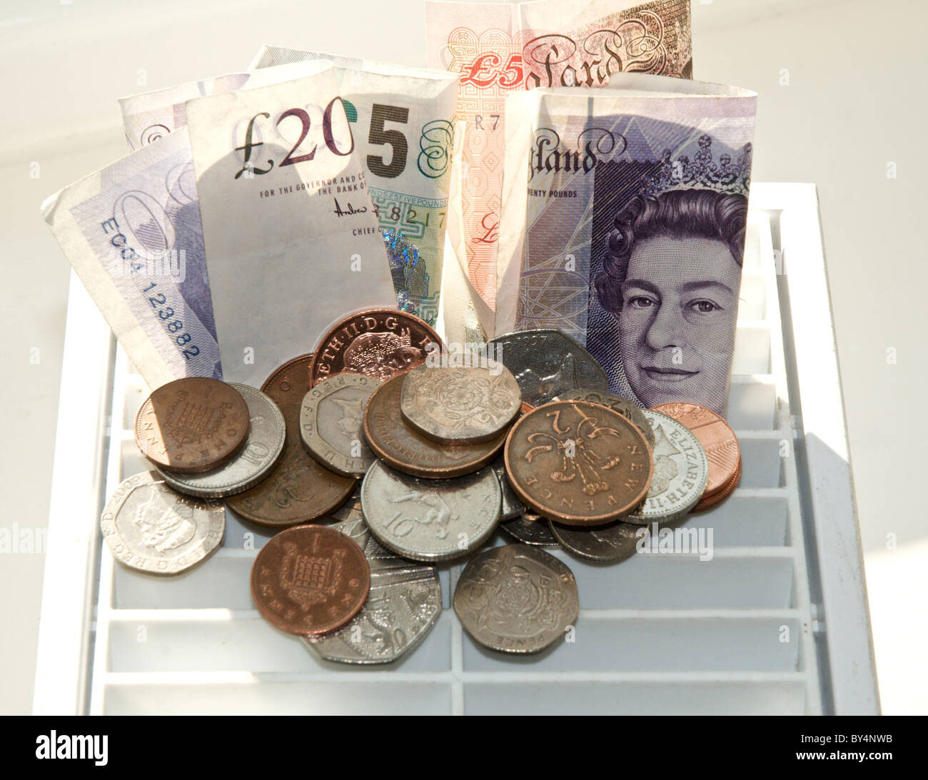 Geld den Bach runter, verschwendet Geld UK Währung Stockfoto