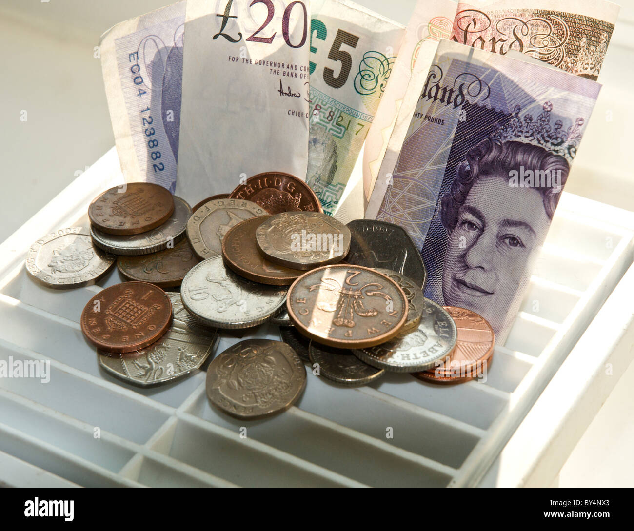 Geld den Bach runter, verschwendet Geld UK Währung Stockfoto