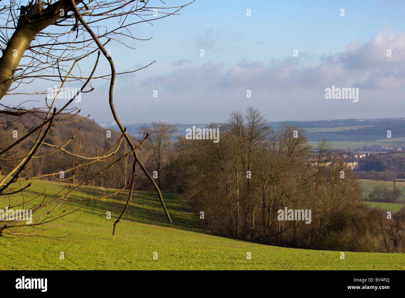 Rund um Blick auf Landschaft mit blauen Himmels und weißen flauschige Wolken. Stockfoto