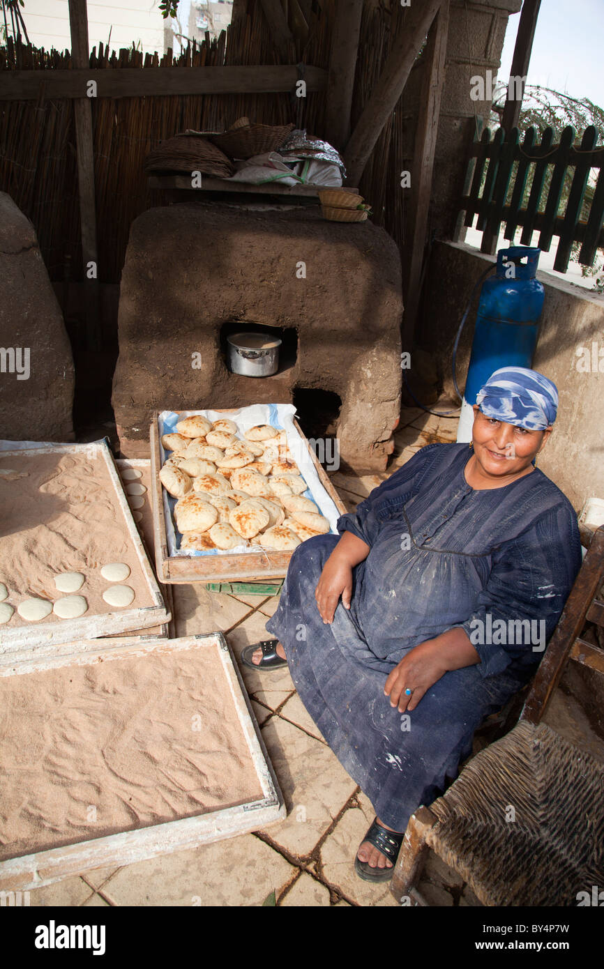 Alte Frau beim Brotbacken in einem Restaurant Cairo, Ägypten Stockfoto