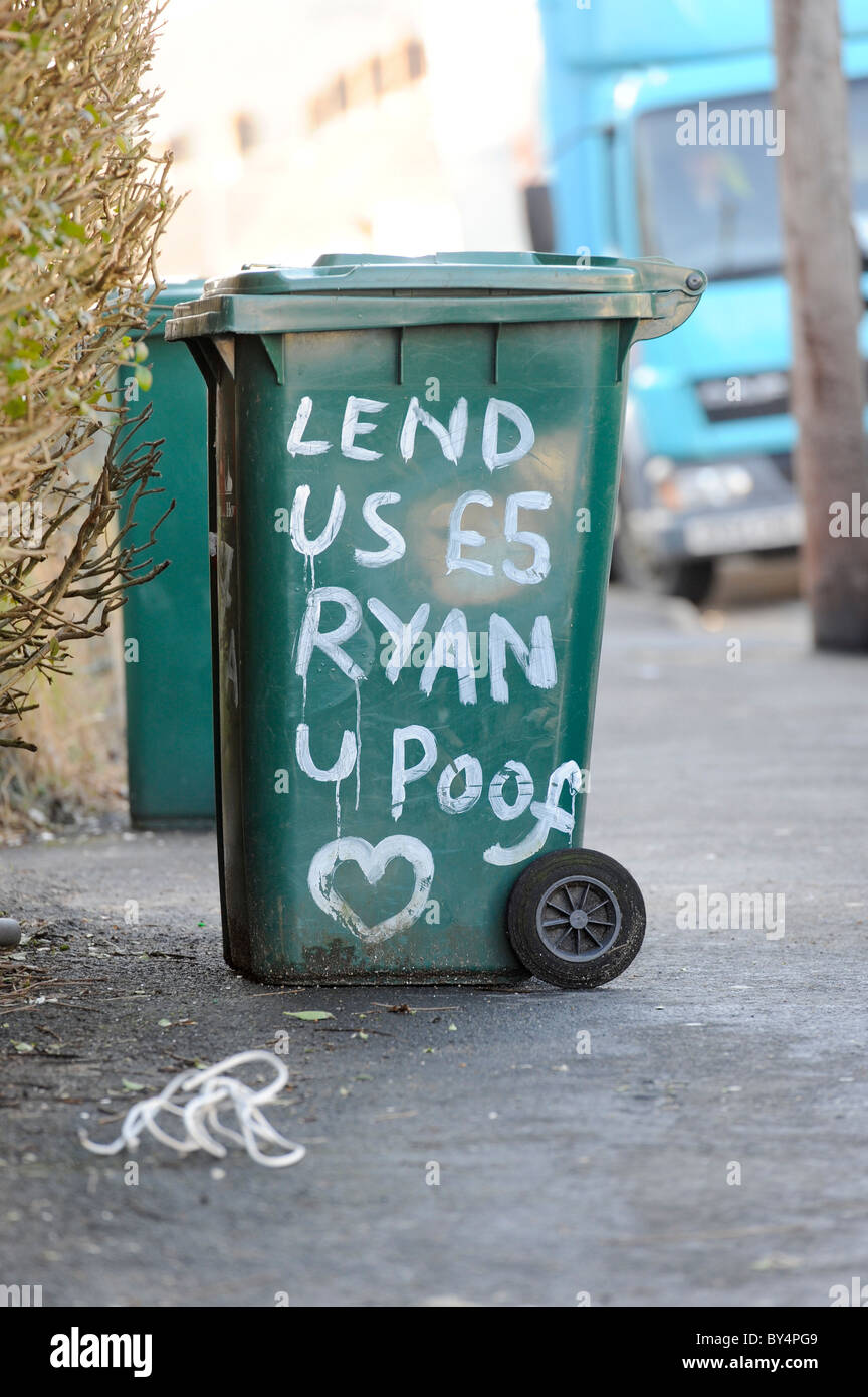 Ein Lagerplatz mit getupften Nachricht und Liebe Herzen "leiht uns £5 Ryan Sie Puh '-Moulsecoomb Brighton, East Sussex, UK. Stockfoto