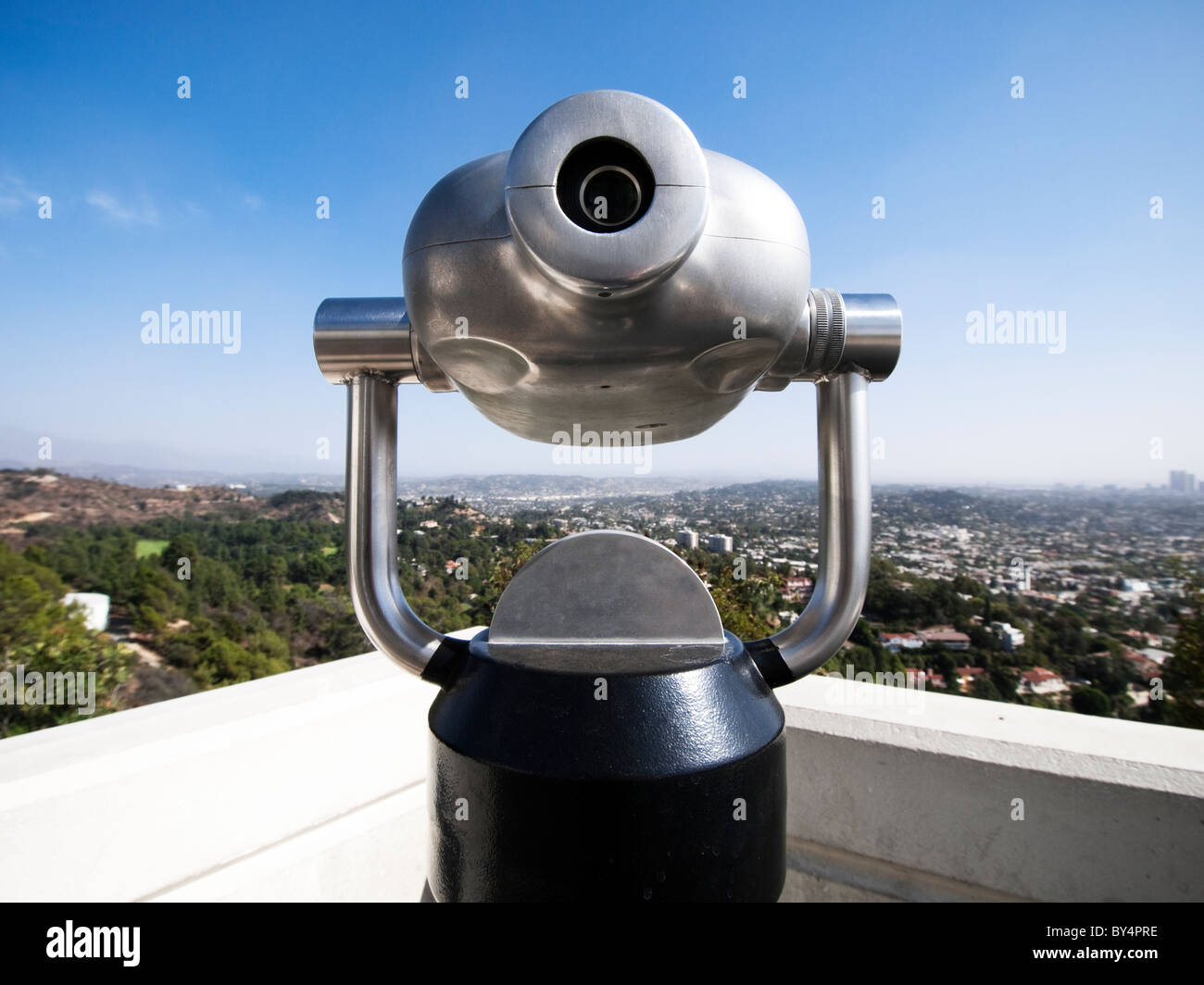 Münz-Teleskop mit Los Angeles im Hintergrund, das Griffith Park Observatory, Hollywood, Kalifornien. Stockfoto
