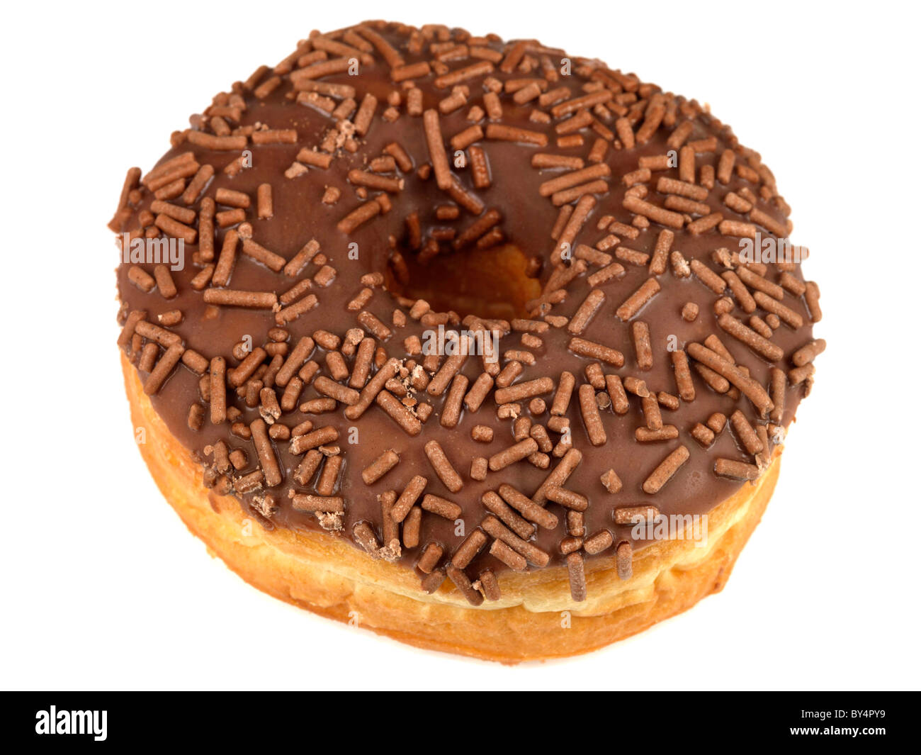 Frisch perfekt geformte und eine dekorierte Schokolade Donut mit Schokolade Streuseln In enger gegen einen weißen Hintergrund mit keine Menschen zubereitet Stockfoto