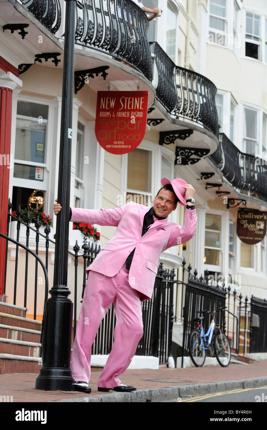 Rosa Sinatra - gekleidet in seinem rosa Anzug Frank Sinatra Melodien singt, in die neuen Steine Brighton fotografiert. Stockfoto
