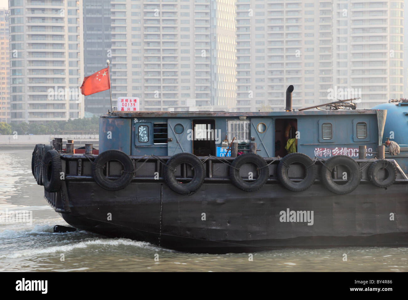 Chinesischen Frachter auf Huangpu River in Shanghai Stockfoto