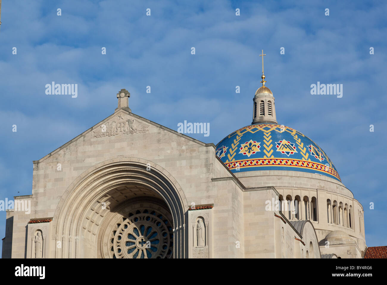 Basilica des nationalen Schreins der Unbefleckten Empfängnis in Washington DC an einem klaren Wintertag Stockfoto