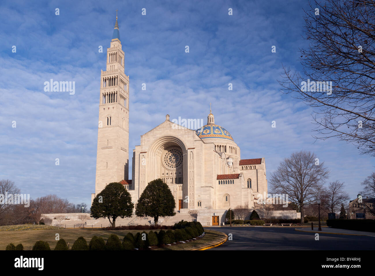 Basilica des nationalen Schreins der Unbefleckten Empfängnis in Washington DC an einem klaren Wintertag Stockfoto