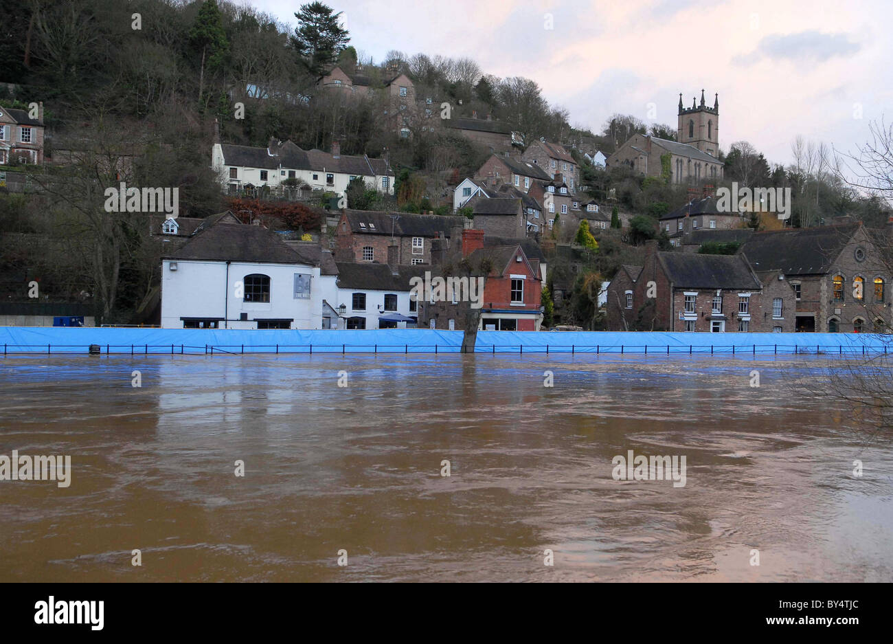 Flut Verteidigung Barrieren halten wieder Hochwasser in Ironbridge, Shropshire wie den Fluss Severn seine Banken 2008 brach Stockfoto