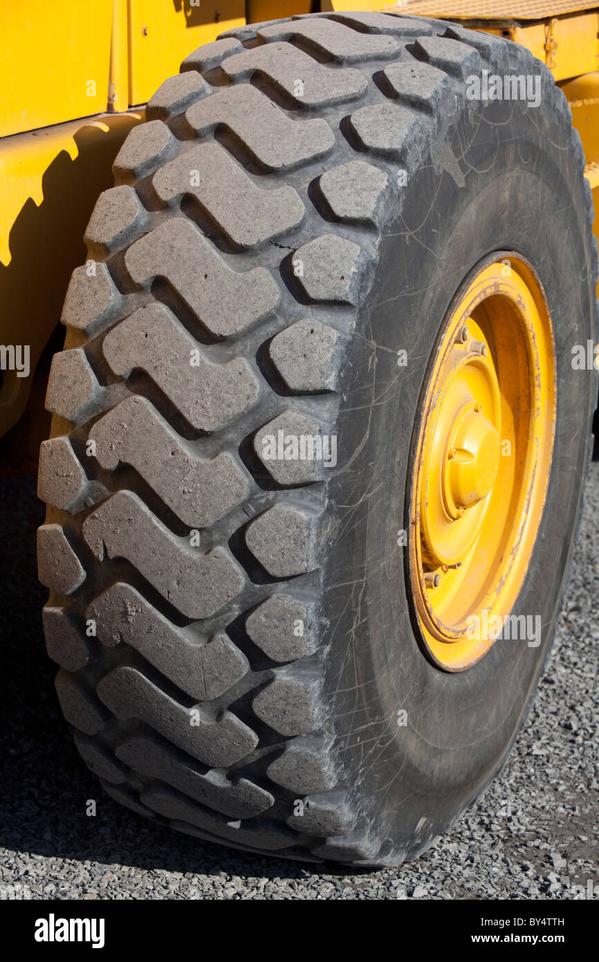 Nahaufnahme eines Reifens Frontlader Stockfoto