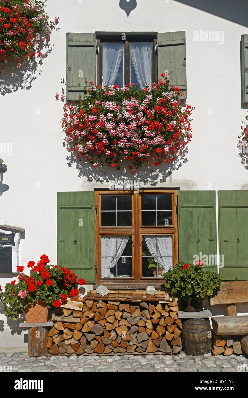 Deutschland Bayern Garmisch-Partenkirchen Fruhling Strasse verziert bayerischen Gebäude mit Balkonen und Blumen Architektur Stockfoto