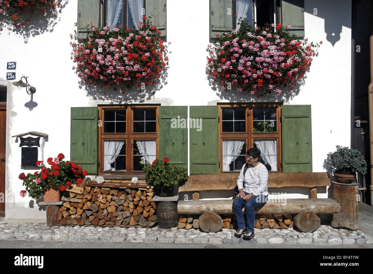 Deutschland Bayern Garmisch-Partenkirchen Fruhling Strasse verziert bayerischen Gebäude mit Balkonen und Blumen Architektur Stockfoto