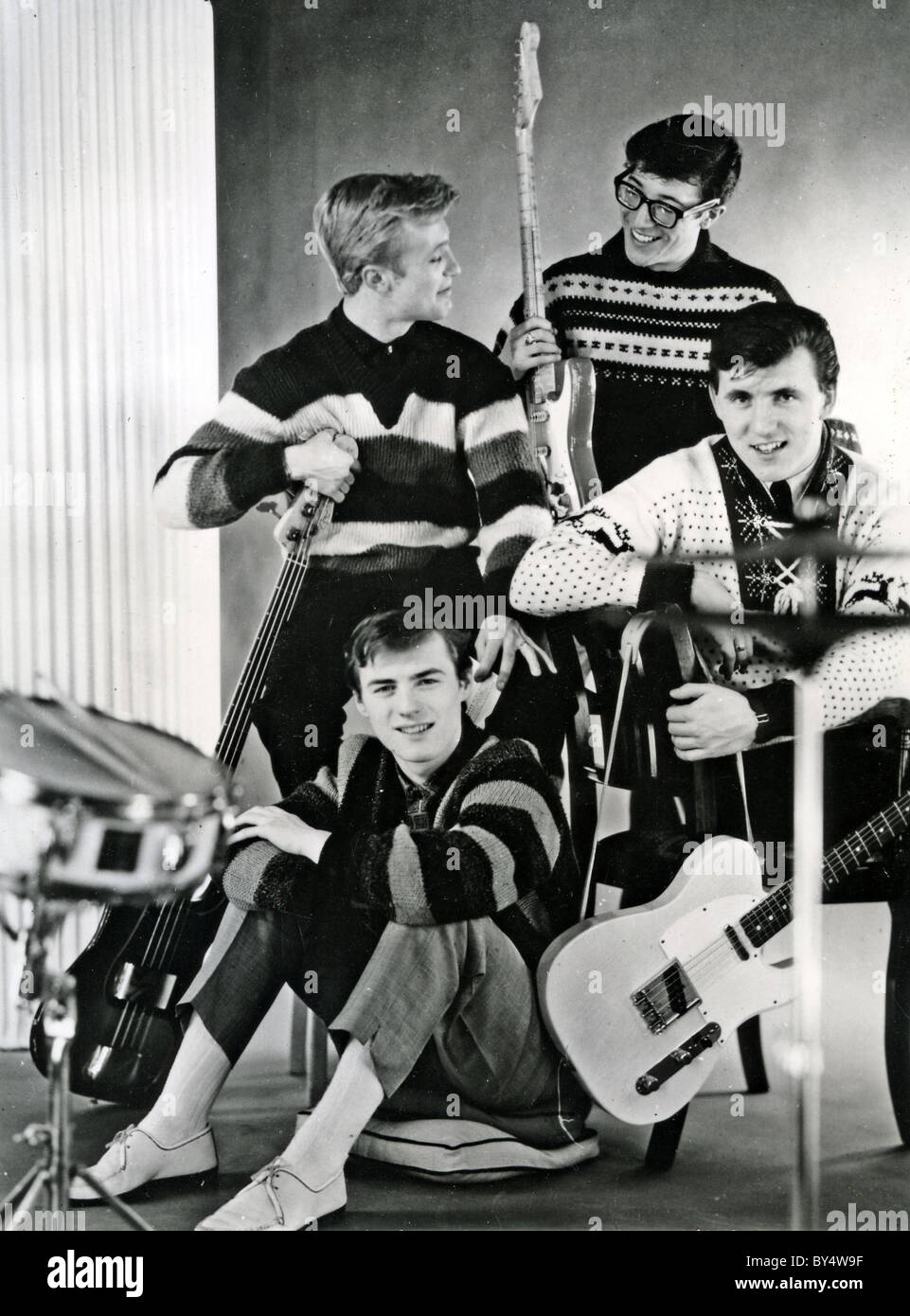 Promo-Foto UK Group Anfang 1961 im Schatten. Im Uhrzeigersinn von oben links: Jet Harris, Hank Marvin, Bruce Bennett, Tony Meehan Stockfoto