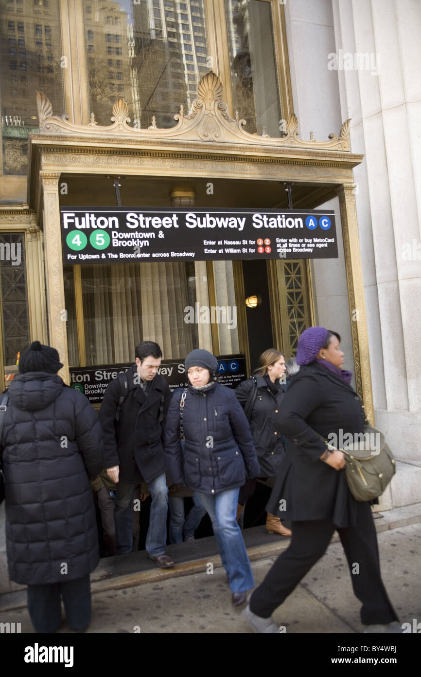 Eingang U-Bahnhof Fulton Street in lower Manhattan während der morgendlichen Rushhour. Stockfoto