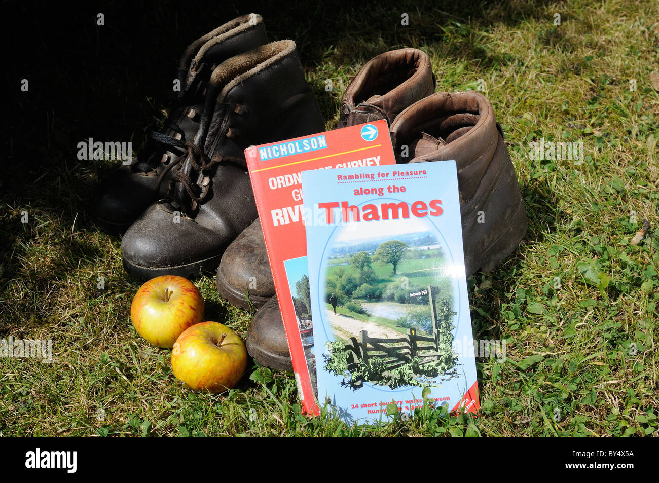Wandern zum Vergnügen entlang der Themse Reiseführer und Karte mit zwei Paar Wanderschuhen außerhalb - Berkshire, England Stockfoto