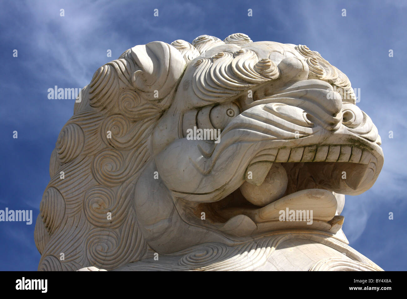 Eine steinerne Statue eines Löwen im Buddha Eden in Portugal Stockfoto
