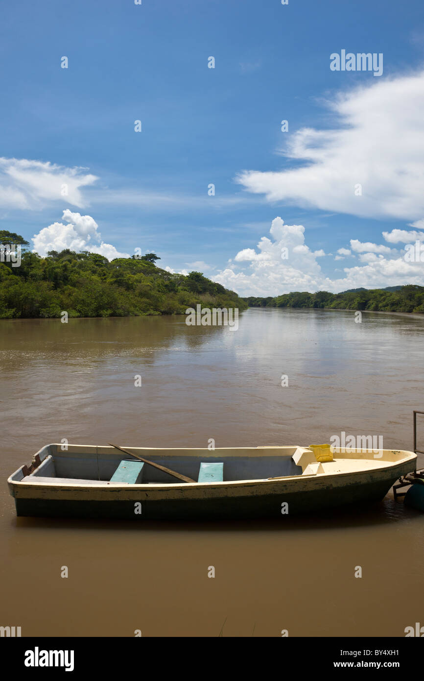Boot sitzen entlang der Tempisque Fluss fließt durch Palo Verde Nationalpark in Guanacaste Provinz von Costa Rica. Stockfoto