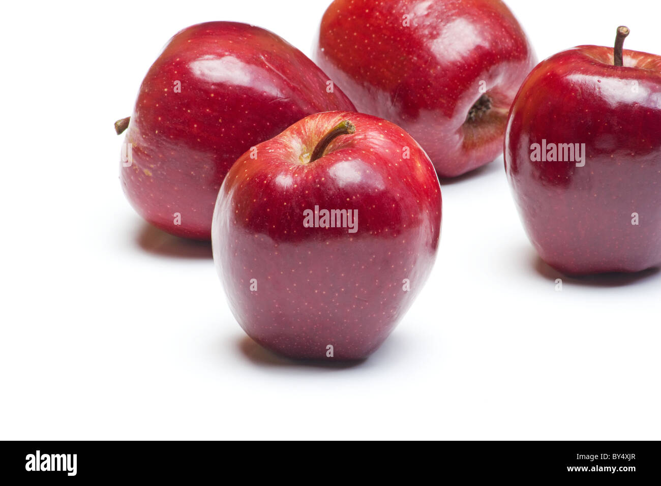 Rote Äpfel auf weißem Hintergrund Stockfoto