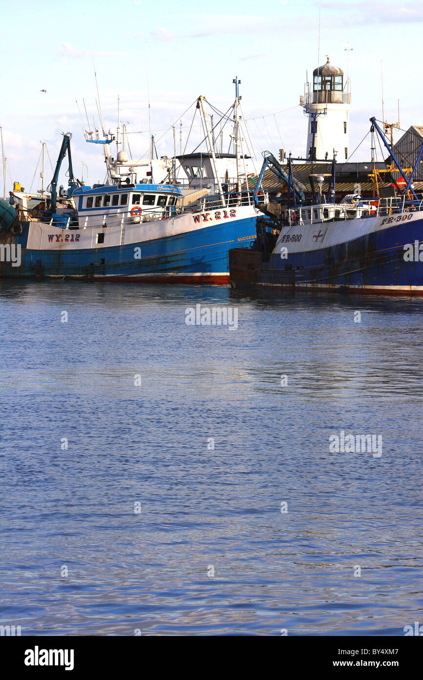 Angeln und Segeln Boote auf dem Meer vor Anker und an den Docks in Scarborough in Yorkshire, Großbritannien verankert. Stockfoto