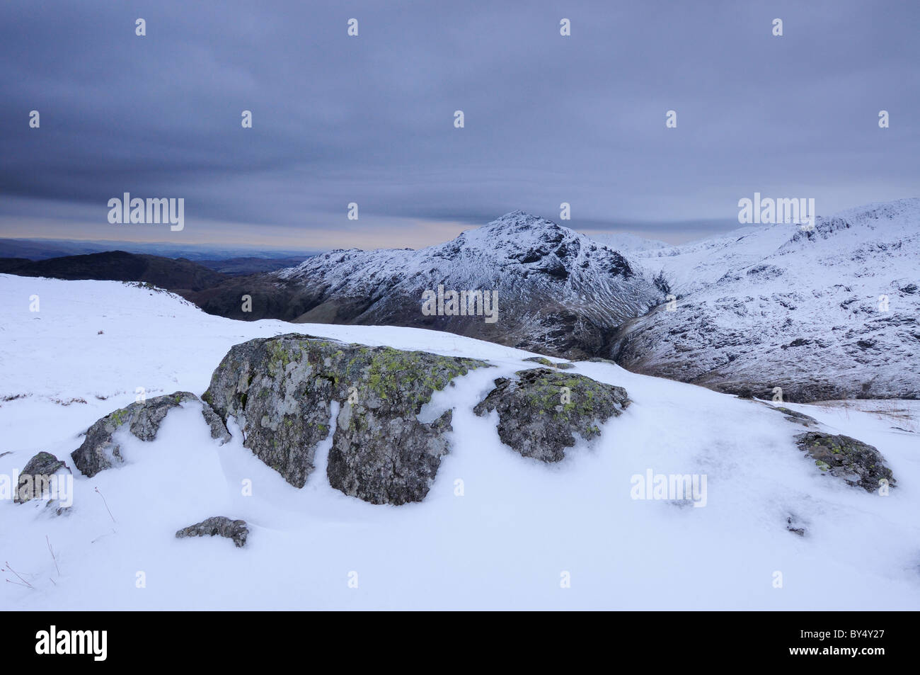 Winter-Blick auf Hecht O Blisko von The Band am Nordwestgrat im englischen Lake District Stockfoto