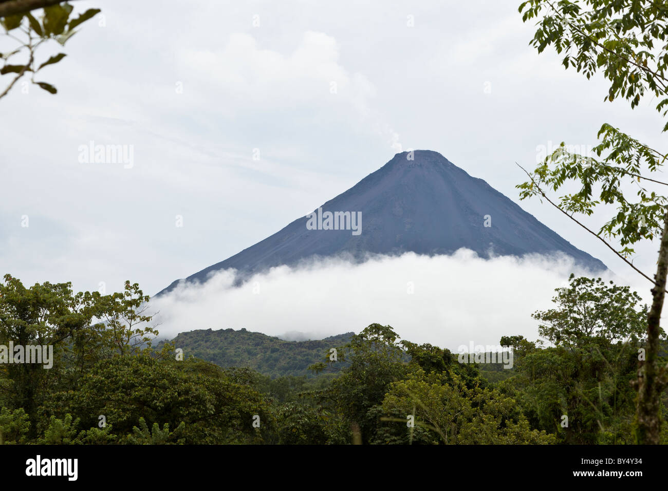 Vulkan Arenal umrahmt von Regenwald in La Fortuna de San Carlos, Alajuela, Costa Rica. Stockfoto