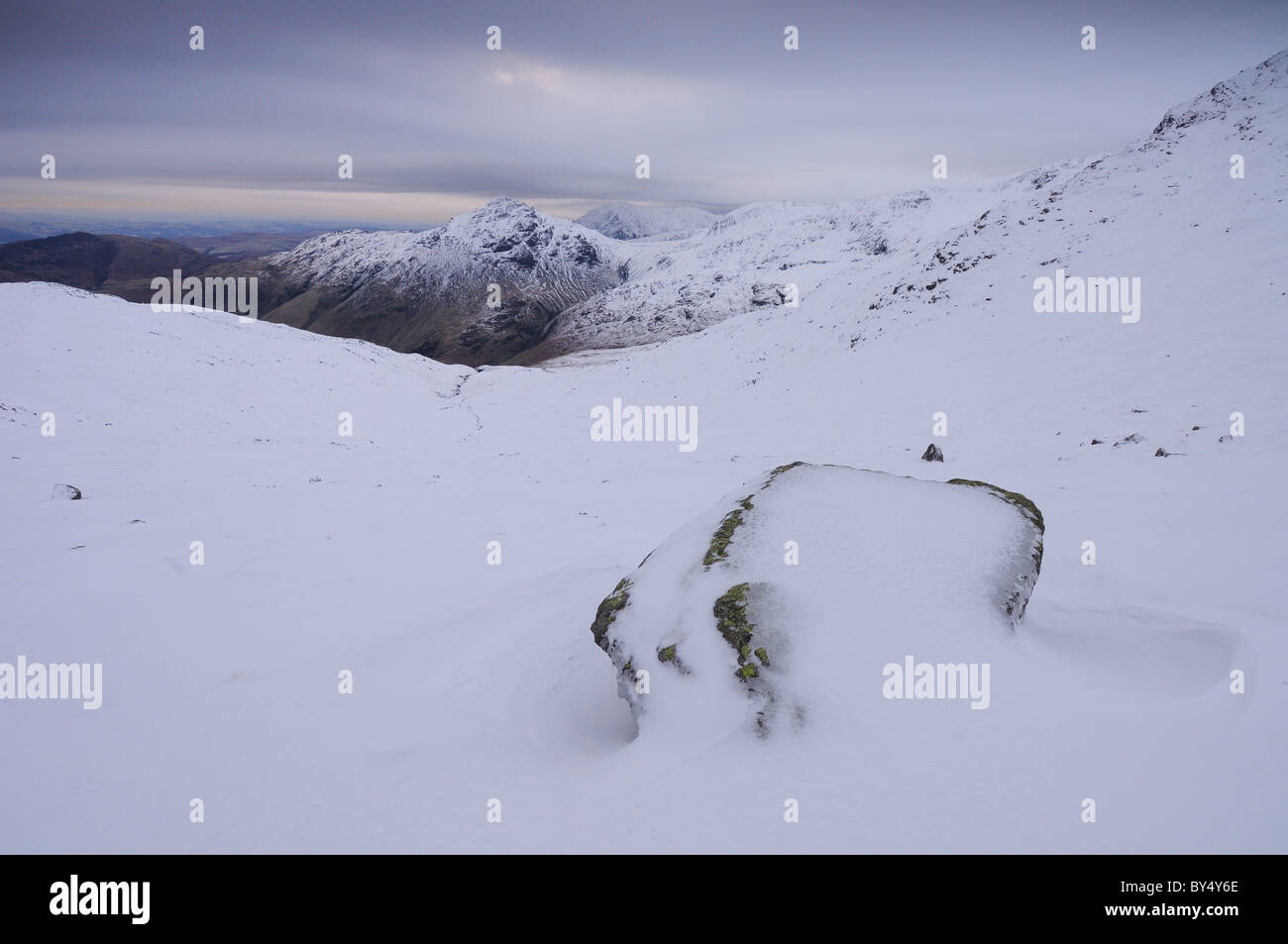 Winter-Blick auf Hecht O Blisko von The Band am Nordwestgrat im englischen Lake District Stockfoto