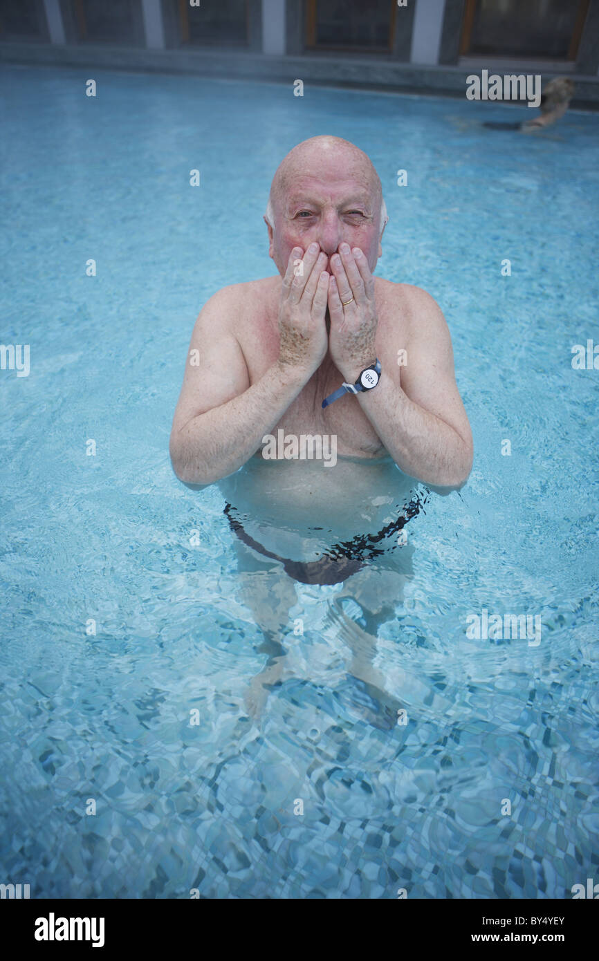 Deutschland, Bad Saarow, 20110117, Männer in einem Wurm Wasserbecken, © Gerhard Leber Stockfoto