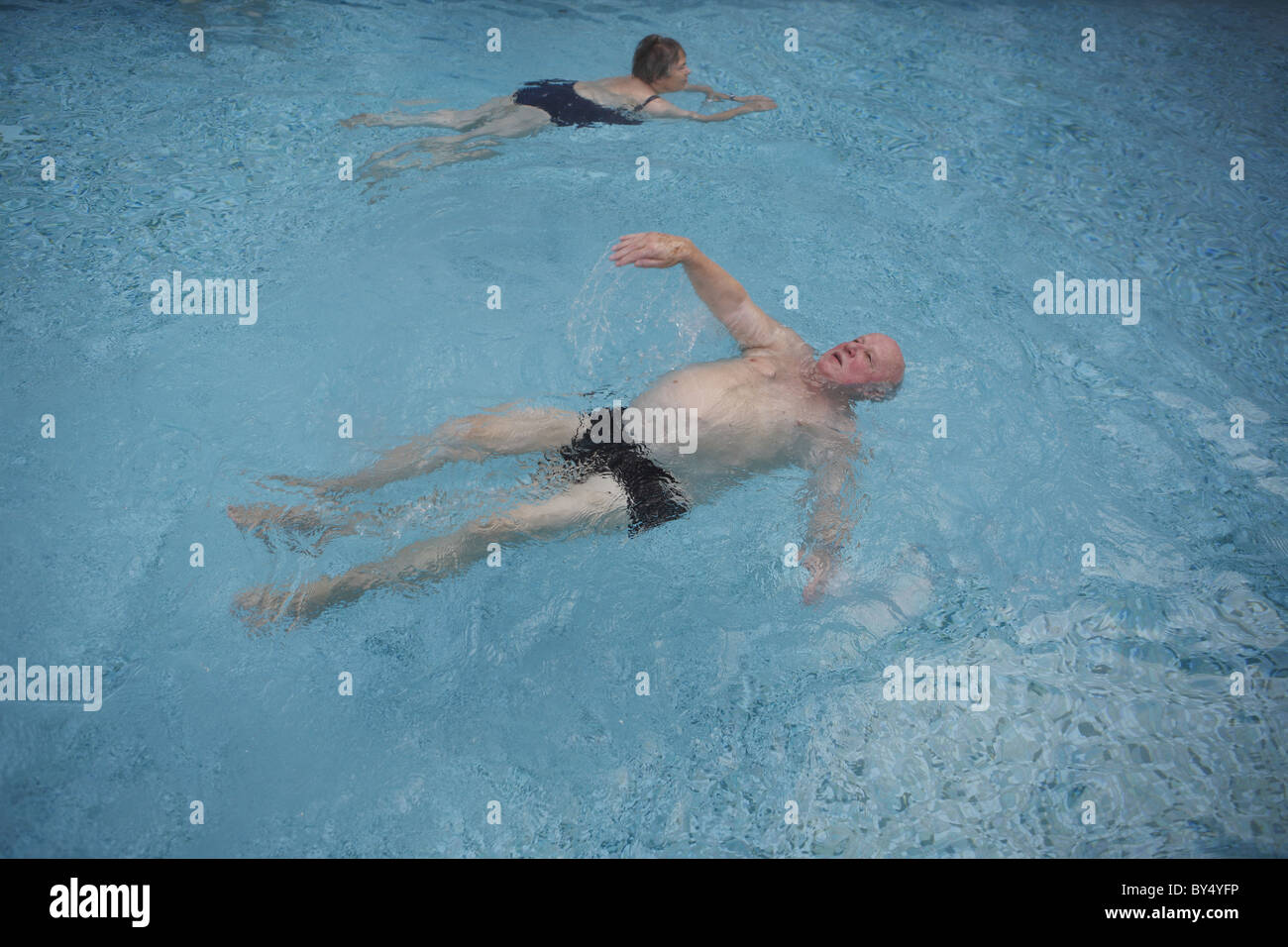 Deutschland, Bad Saarow, 20110117, Männer in einem Wurm Wasserbecken, © Gerhard Leber Stockfoto