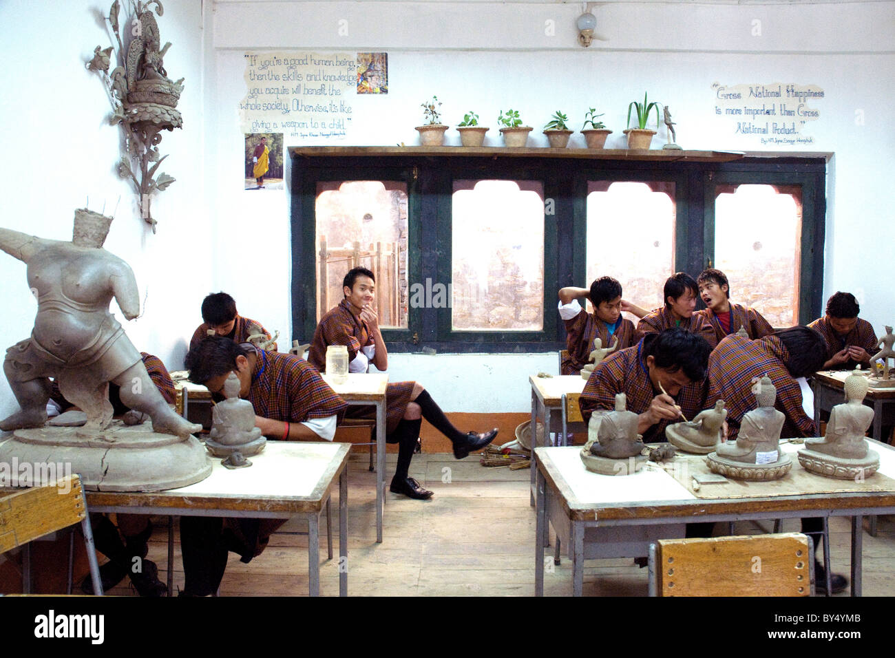 Jugendliche lernen in Bhutans Volkskunst und Handwerk Schule in Thimpu Kunst und Kunsthandwerk in der im großen und ganzen tibetischen Stil Stockfoto