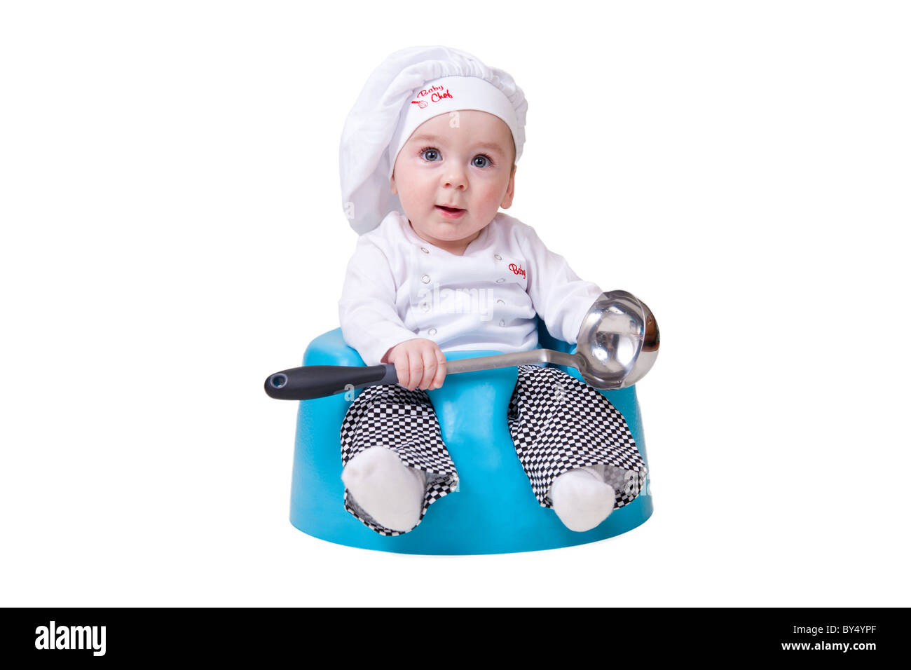 Baby Koch mit A Suppenkelle eine Köchin Outfit tragen. Stockfoto