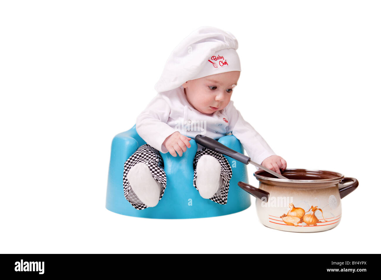 Baby-Chef sitzen weiter einen Suppentopf trägt eine Köchin outfit Stockfoto