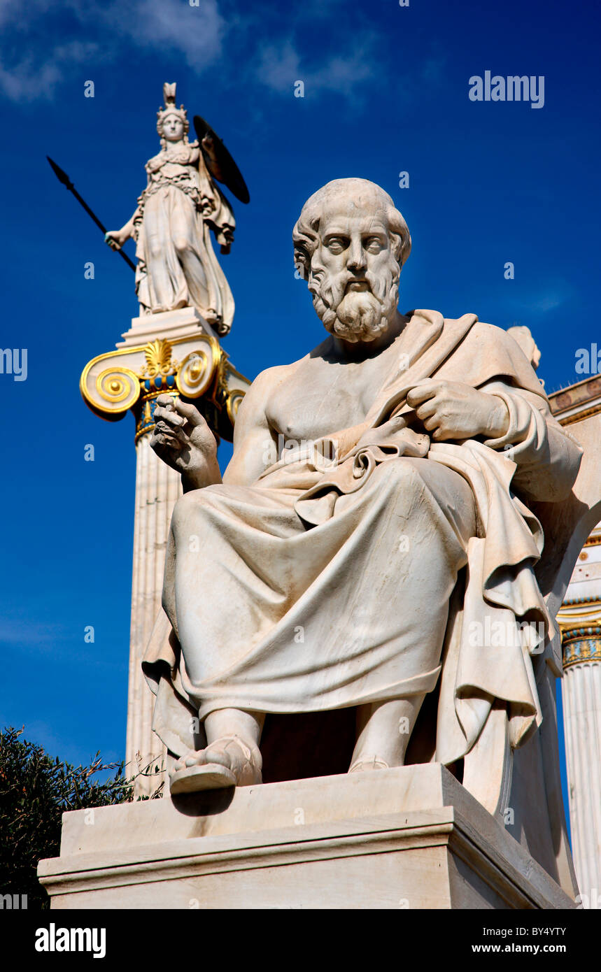 Statue von Plato, antiken griechischen Philosophen vor der Akademie von Athen. Im Hintergrund, Statue der Athena. Stockfoto