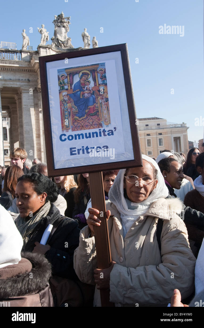 drängen Sie sich Menschen "Tag der Migranten" Feier Vatikan St Peter Sankt Peter Platz Eritrea Gemeinschaft Frauen afrikanischen schwarzen schwarz Stockfoto