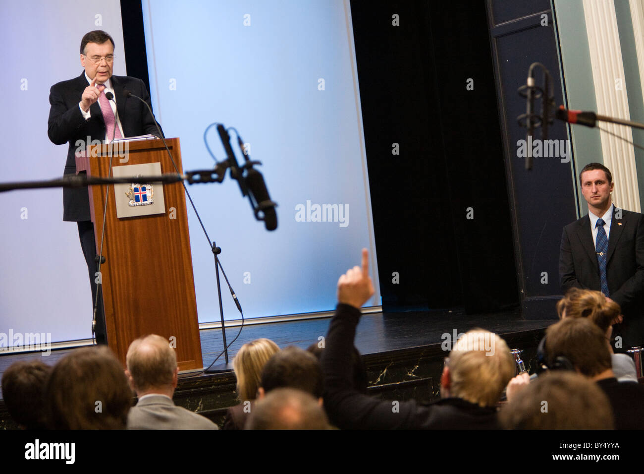 Der isländische Premierminister Geir H Haarde spricht während einer Pressekonferenz Stockfoto