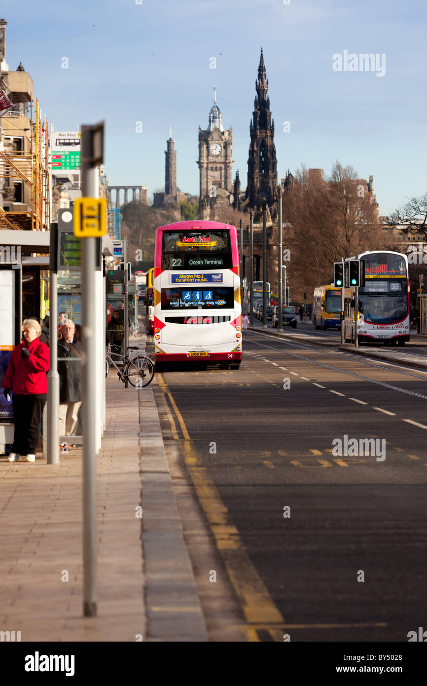 Busse der Princes Street, Edinburgh aussehende West in Richtung Waverley. Stockfoto
