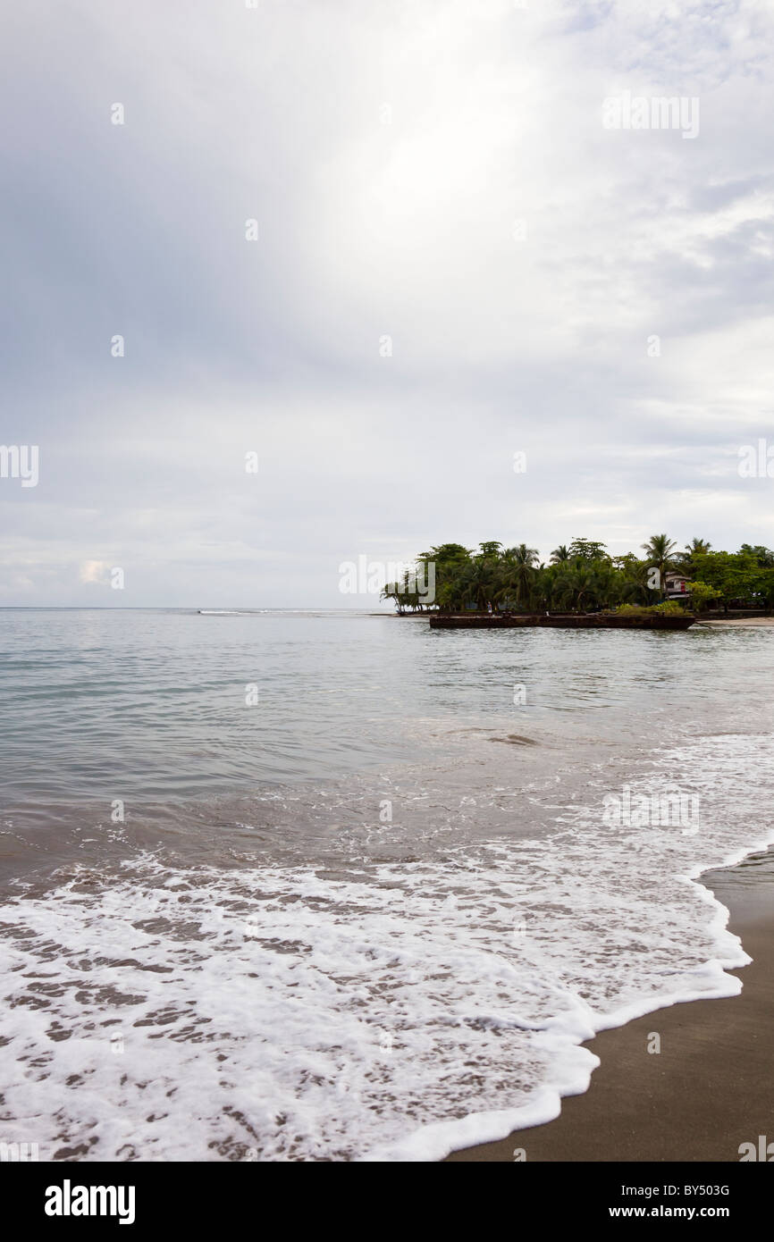 Morgen Blick auf Wellen auf die Küste von Playa Negra in Puerto Viejo de Talamanca, Costa Rica. Stockfoto