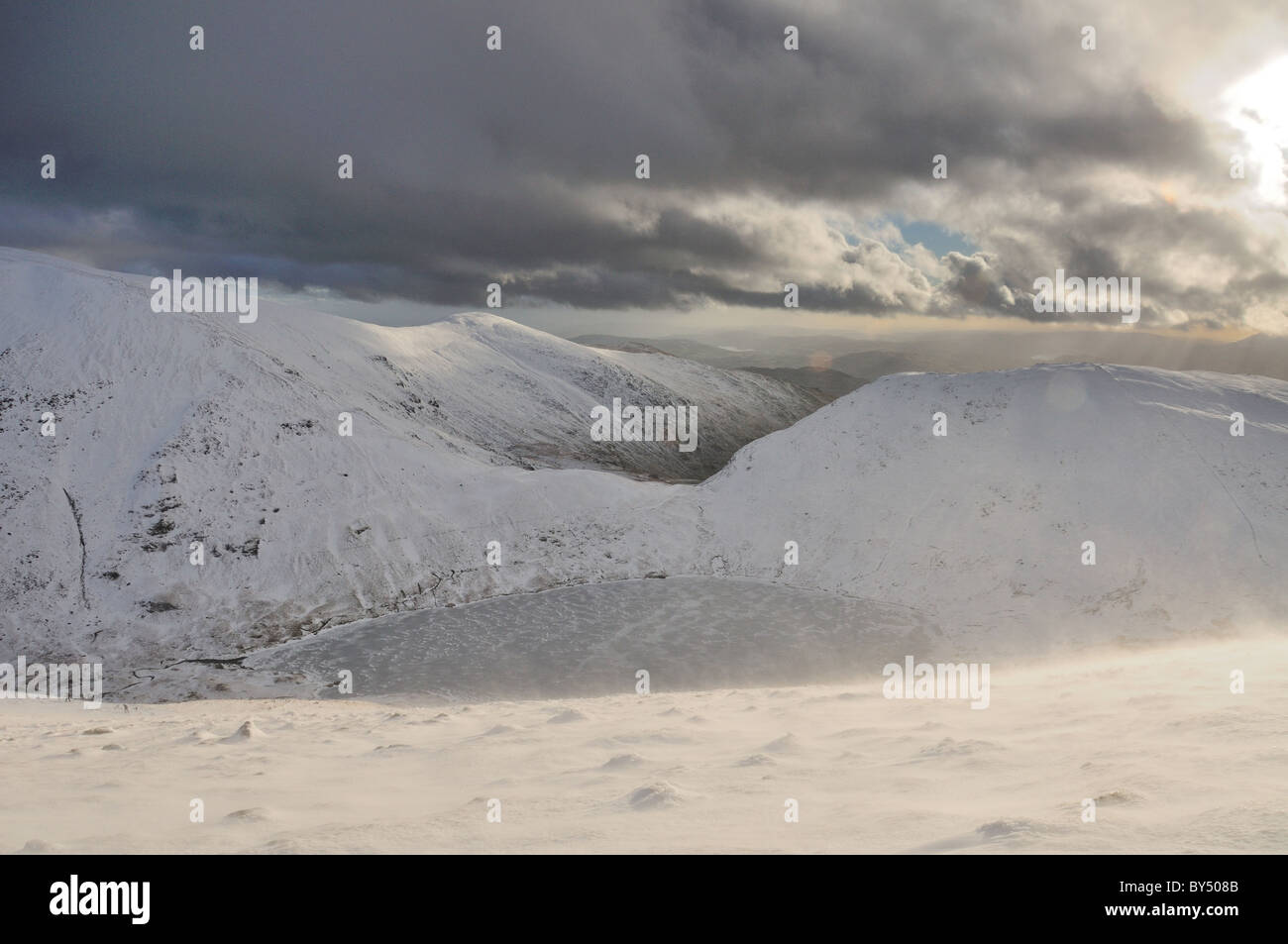 Winter-Bergblick im englischen Lake District. Blick über Grisedale Tarn aus Dollywagon Zander Stockfoto