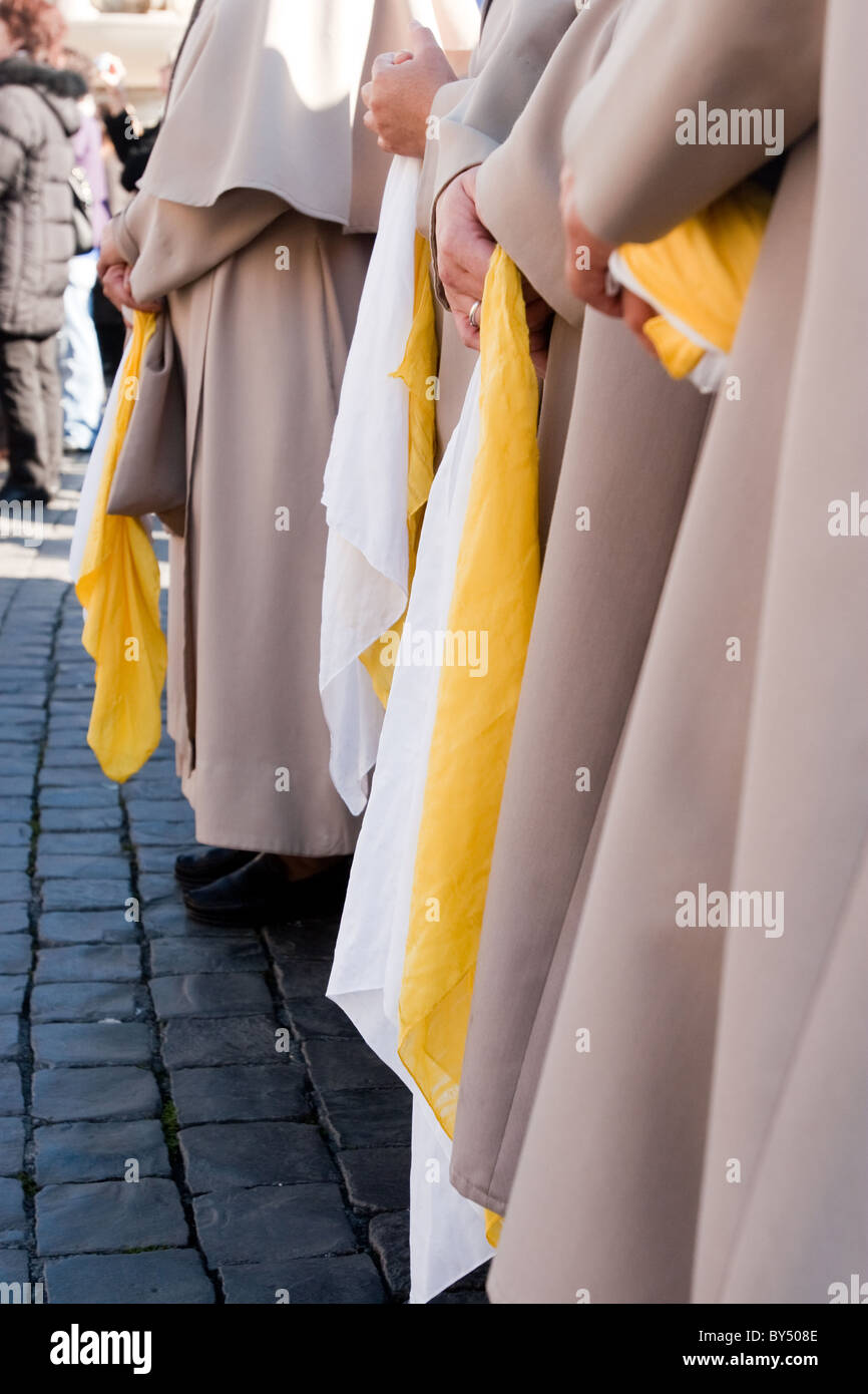 Nonnen Gruppe stand mit Vatikan Flaggen in den Händen Stockfoto