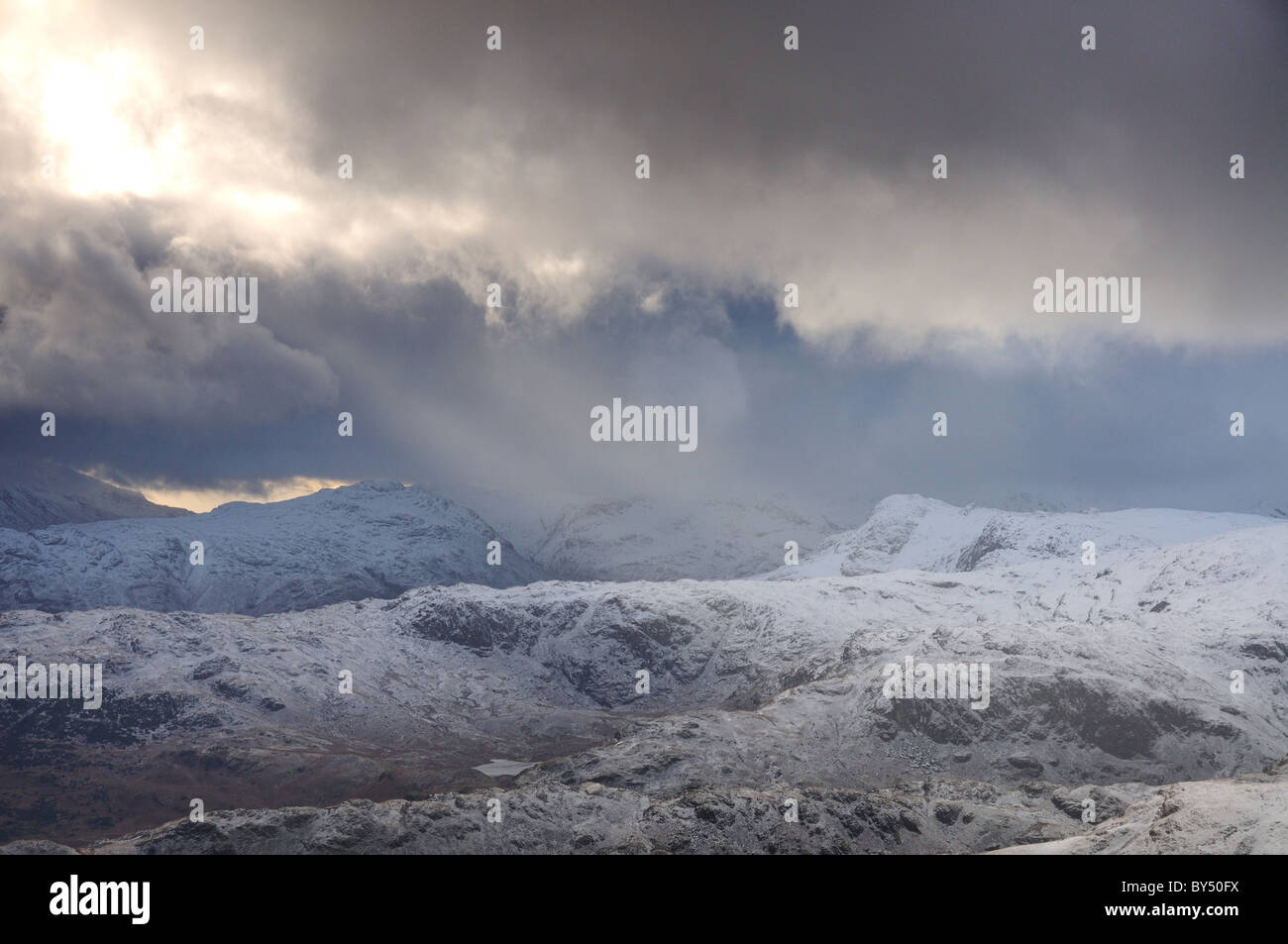 Blick vom Dollywagon Hecht im Winter im englischen Lake District. Cloud und Sonnenstrahlen in Richtung Harrison scheut zu brechen Stockfoto