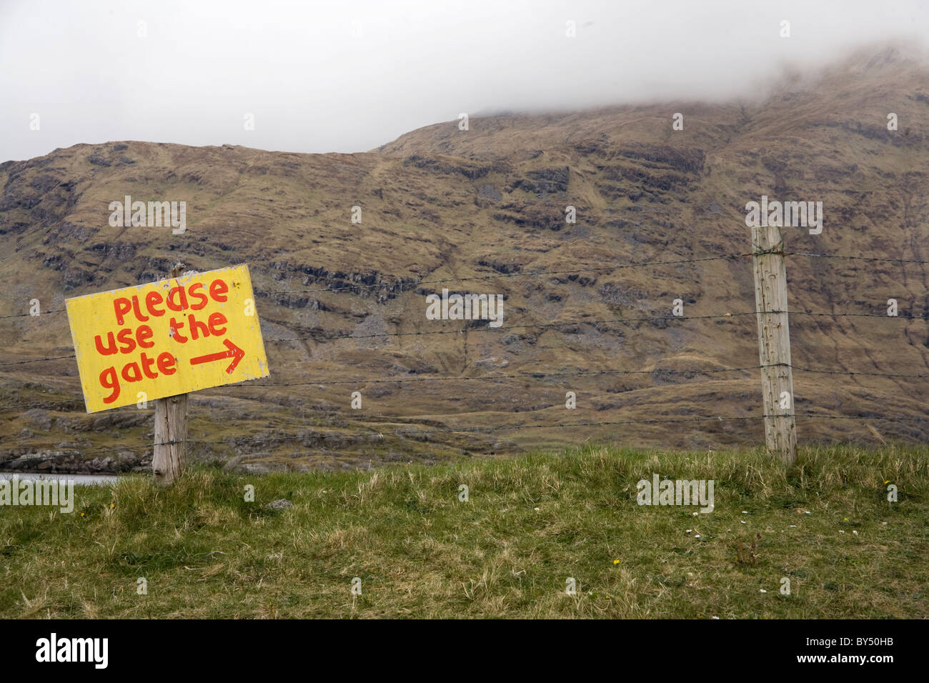 Melden Sie sich an einem Zaun lesen "bitte das Tor in Connemara National Park, Irland verwenden" Stockfoto