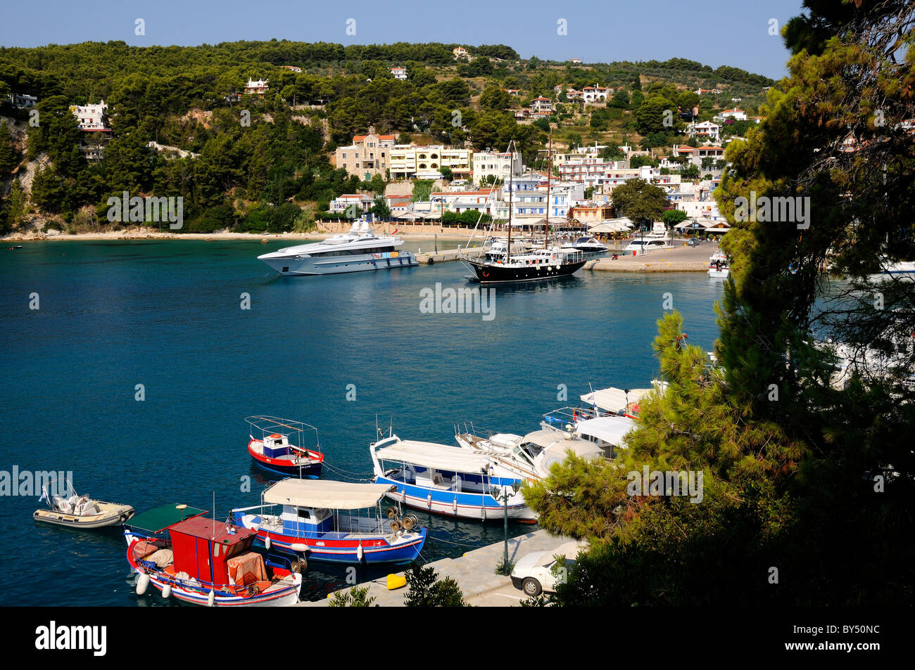 Patitiri Hafen und Hafen auf der griechischen Insel Alonissos, Sporaden, Griechenland Stockfoto